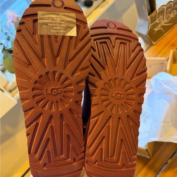 NWT UGG Women's Classic Ultra Mini Ankle Boot Burnt Magenta Size 9/ EU 40 - Picture 4 of 4